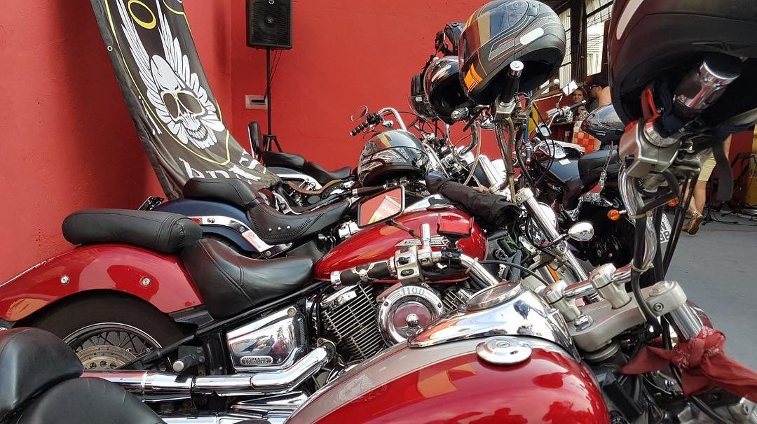 Red…..
.
.
#issoépilotaravida #pqrodarepreciso #liferiders #liferidersmc #motoclube #motorcycle #brotherhood #naestrada #ontheroad #custom #customlife #customculture #livetoride #ridetolive