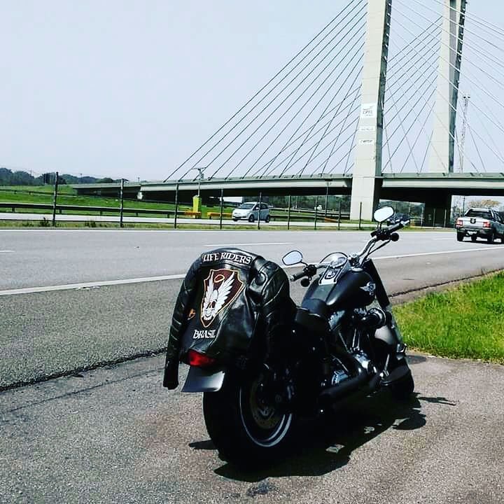 Chapuleta e a Negona, há algum tempo atrás em São Vicente! Pq rodar é preciso!!! .
.
.
#issoépilotaravida #pqrodarepreciso #liferiders #liferidersmc #motoclube #motorcycle #brotherhood #naestrada #ontheroad #custom #customlife #customculture #livetoride #ridetolive #letsride #harleydavidson #harleysdesampa #fatboy