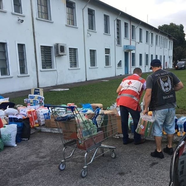 Zangado entregando doações para as vítimas do desabamento no centro de SP. A família Life Riders é muito grata e orgulhosa do seu trabalho Zangado! This is Life Riders