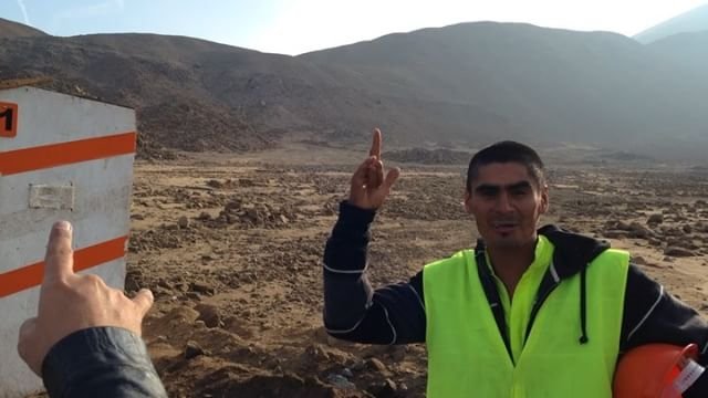 Na costa do Chile, subindo para Iquique, estrada sem pavimento, garantia da lenda perdida, só me restou bailar com o Chileno que estava no Pare e Siga