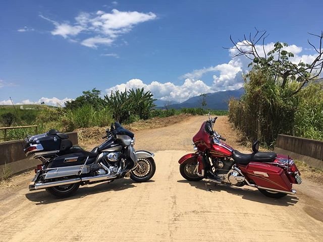 Emanuelle e Batom de Rapariga rodando por ai… Em algum lugar perto da divisa SP/RJ… This is Life Riders