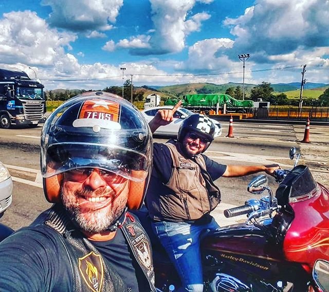 Dia desses… Chapuleta e Ogro a caminho de Resende – RJ… Debaixo de um sol de 40°… Pq rodar é arte, e torrar faz parte! This is Life Riders